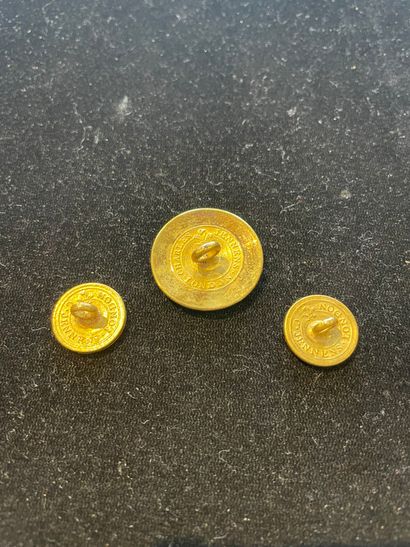 null Three golden officer's buttons:
One large and two small
Inscription : " ETATS...