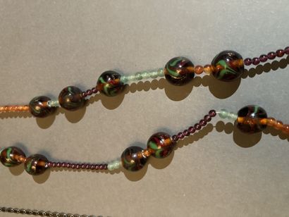 MURANO Lot comprenant :
Un collier de perles soufflées de Murano alternées de perles...