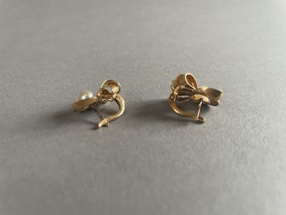null Pair of flower earrings in two-tone gold 750°/°°° decorated with a cultured...