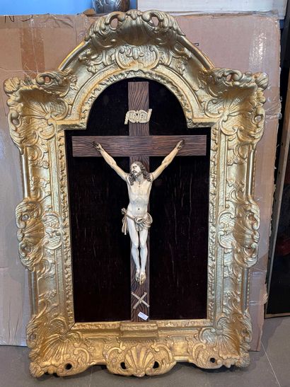 Christ en ivoire dans un cadre en bois sculpté...