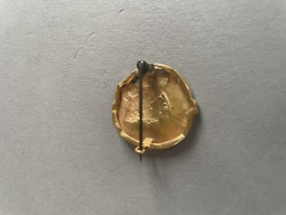 null Broche
En or 750 °/°°°
Ornée d'un profil de femme habillée de roses
Circa 1900...
