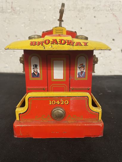 T.M. JAPAN Tramway "Broadway Trolley"
En tôle lithographiée orangé rouge
17 x 26...