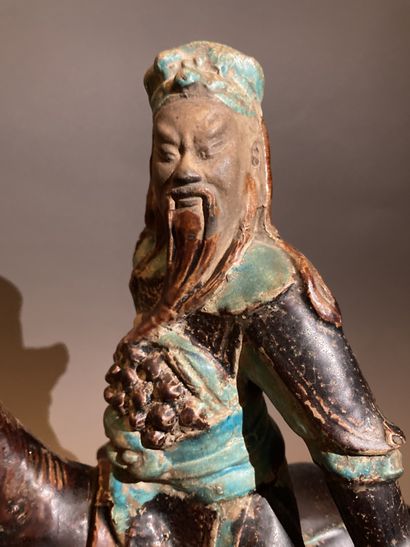 CHINE - STYLE DE L'EPOQUE MING Statuette de cavalier
En grès émaillé brun, bleu turquoise...