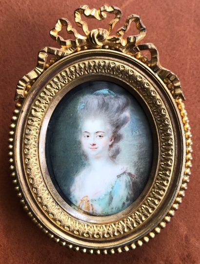 École Française vers 1770 Portrait d'une dame de qualité en robe de soie verte
Miniature...