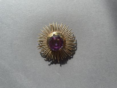 null Broche pendentif soleil
A fils torsadés
En or 750 °/°°
Sertie d'une améthyste...