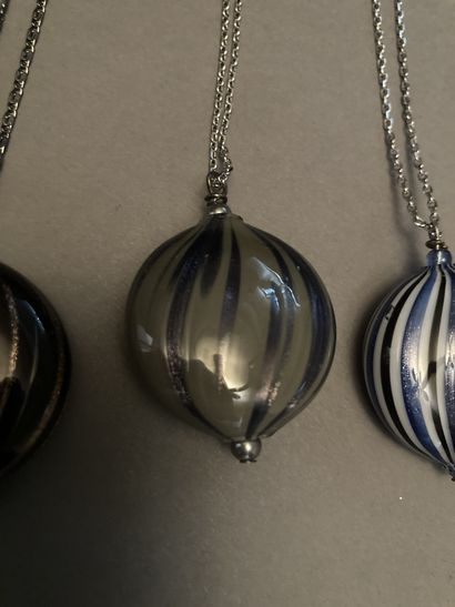 MURANO Lot of four pendants
In blown glass of Murano
Enhanced with silver and blackened...