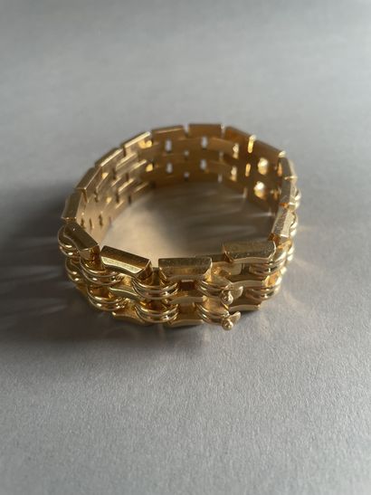 null Bracelet Tank en or 750°/°° à maillons chenillette
Circa 1940
P. 89 g