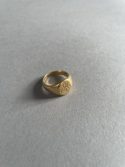 null Gold signet ring with numbers 750°/°°.
P. 8,6 g