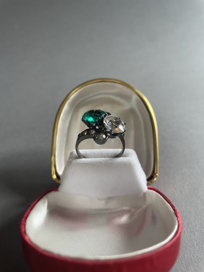 null Crossed ring in gold 750°/°°° and silver set with white and green stones
Circa...