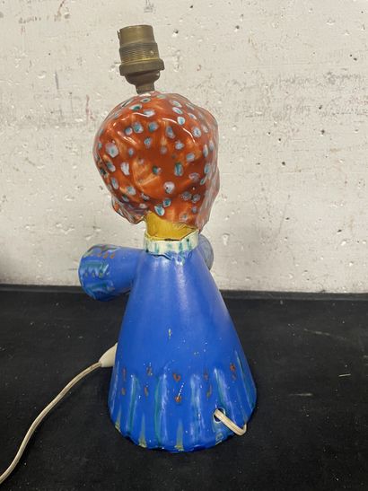 null Pied de lampe
En céramique polychrome
Figurant une jeune fille, une cruche posée...