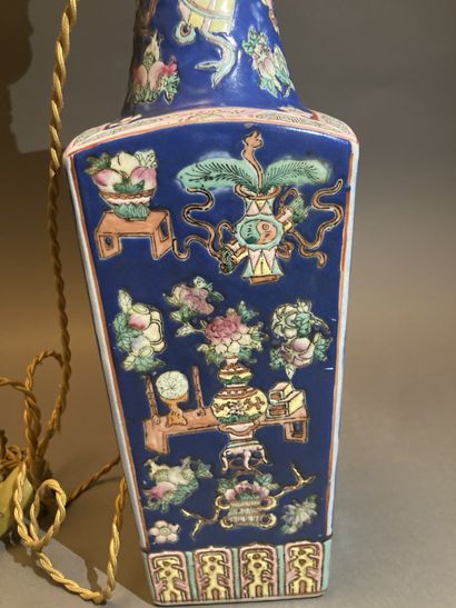 CHINE - Moderne Vase de forme carrée
En porcelaine émaillée polychrome d'immortel...