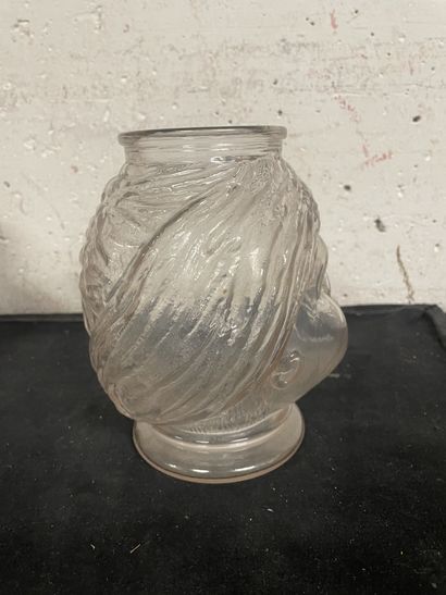 null Vase
En verre moulé incolore
Figurant une tête de jeune maure
H. 19,5 cm