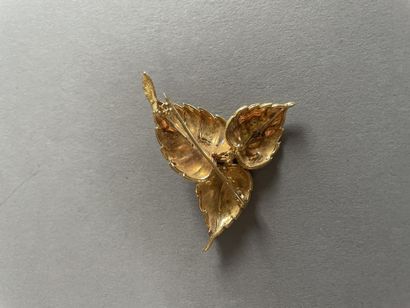 null Leaf brooch in textured gold 750°/°° enhanced by a brilliant cut diamond
Circa...