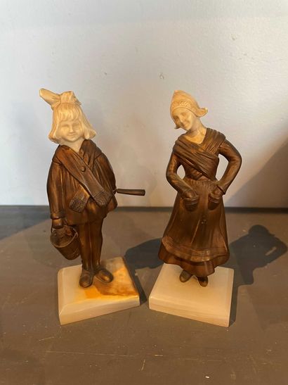 Deux statuettes en bronze doré
Figurant des...