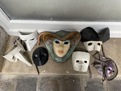 null Lot de sept masques de Venise
En papier mâché polychrome