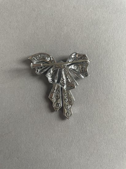 null Ribbon brooch in silver 800°°°.
Metal pin
With openwork decoration of pyrites
P.B....