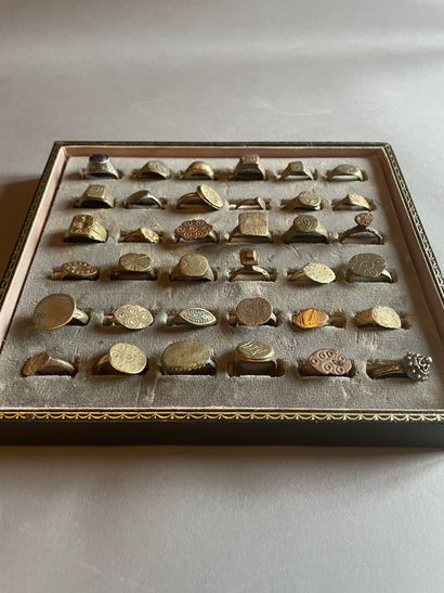 null Lot de 36 bagues de présentation de bijoutier
En métal ciselé
Présentées sur...