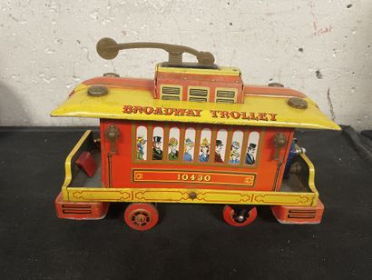T.M. JAPAN Tramway "Broadway Trolley"
En tôle lithographiée orangé rouge
17 x 26...