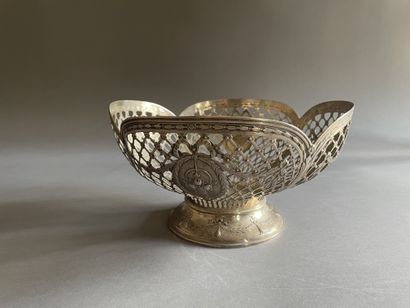 null Four-lobed fruit basket on pedestal in foreign silver 800°°°°.
Fine decoration...