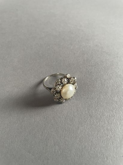 null Bague fleur
En or 750°/°°
Ornée d'une perle mabé dans un entourage de diamants...