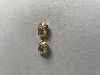 null Pair of twisted ear clips in gold 750°/°° set with a sapphire enhanced with...