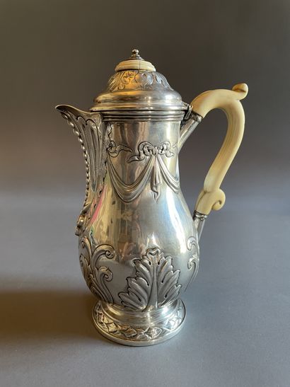 null Coffee pot
In English silver 800°/°° on pedestal
Decorated with foliage and...