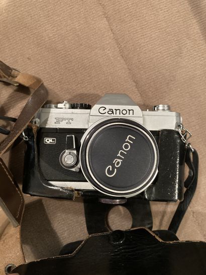 null Three cameras
One CANON FT and its bag, Minister III and one Brownie FLASH in...