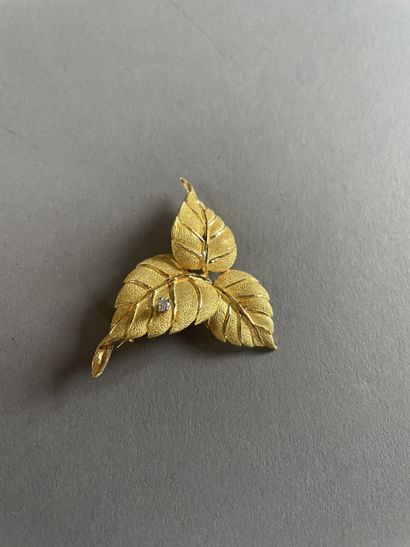 null Leaf brooch in textured gold 750°/°° enhanced by a brilliant cut diamond
Circa...