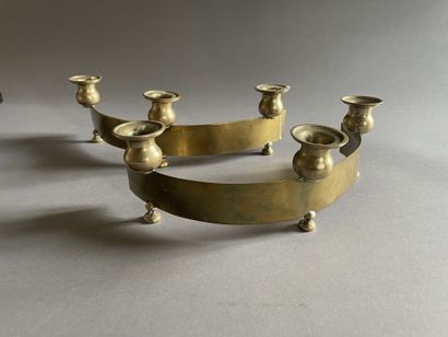 null Pair of candlesticks forming a centerpiece with six candlesticks
In brass
9...