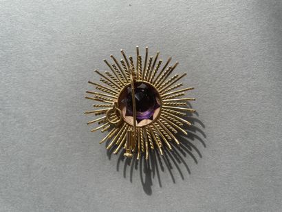 null Sun pendant brooch
With twisted threads
In gold 750 °/°°
Set with a synthetic...