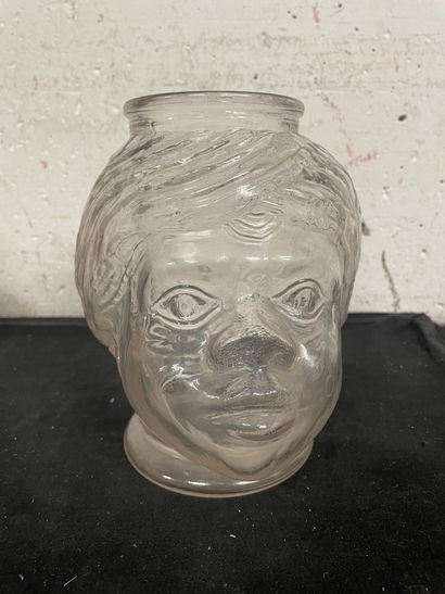 null Vase
En verre moulé incolore
Figurant une tête de jeune maure
H. 19,5 cm