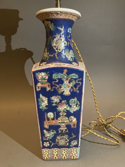 CHINE - Moderne Vase of square form
Enameled porcelain polychrome immortal accompanied...
