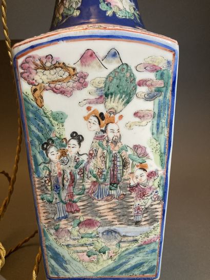 CHINE - Moderne Vase of square form
Enameled porcelain polychrome immortal accompanied...