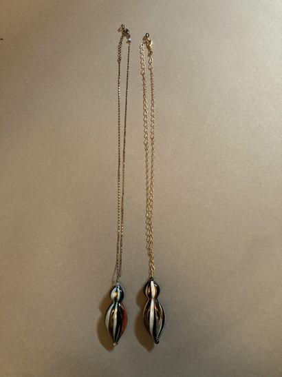 MURANO Lot de deux pendentifs gouttes
En verre soufflé de Murano
Rehaussés de chaînes...