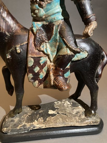 CHINE - STYLE DE L'EPOQUE MING Statuette of a horseman
In brown, turquoise blue and...