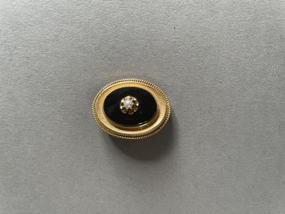 null Broche ovale
En or 750°/°°
Ornée d'une perle de culture sur une plaque d'onyx
Travail...