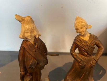 null Deux statuettes en bronze doré
Figurant des jeunes filles
Vers 1930
H. 16 cm
(Accidents...