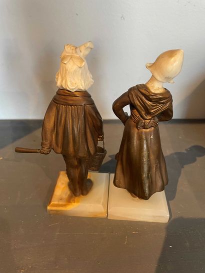 null Deux statuettes en bronze doré
Figurant des jeunes filles
Vers 1930
H. 16 cm
(Accidents...