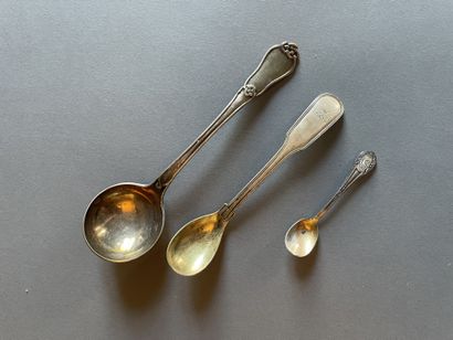 null Lot in silver 925 and 950°/°° including :
A salt shovel
An English mustard spoon
And...