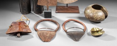 Lot de cinq artefacts africains : deux cache-sexe...