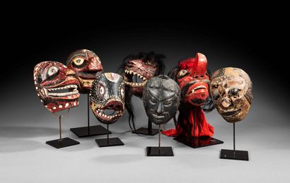 INDONÉSIE Sept masques dont six en bois polychrome...