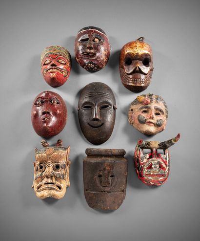 Ensemble de neuf masques dont huit en bois...