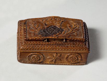Boxwood monoxyl snuffbox decorated with a...