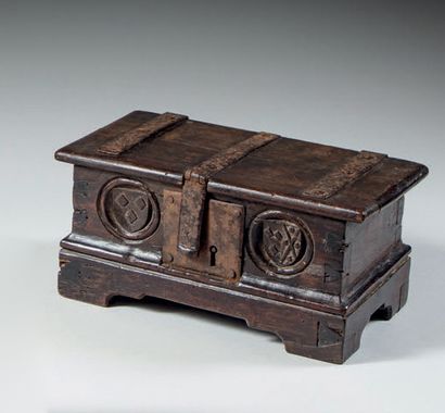Dovetail-mounted walnut case, decorated with...