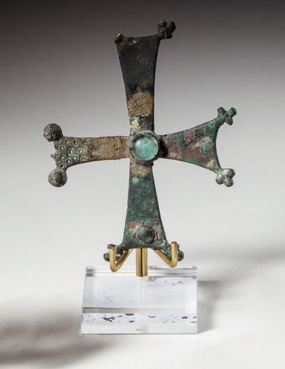 Bronze Latin cross pattée engraved with concentric...