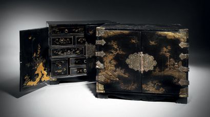 Deux cabinets, Japon, XIXe siècle. Bois laqué...