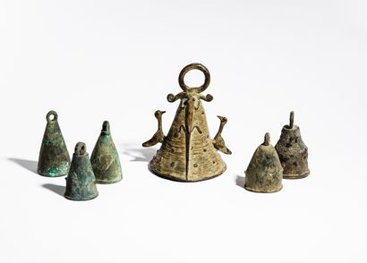Lot de six cloches
Afrique de l’Ouest
Bronze
H....