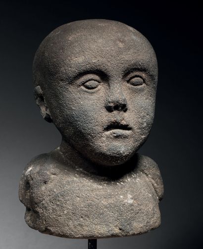 Buste d'enfant en grès sculpté en ronde-bosse....