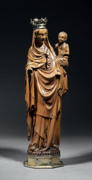 Vierge à l'Enfant en poirier sculpté en ronde-bosse,...