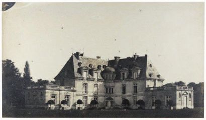 LOUIS DU VAL, COMTE DU MANOIR Le château du photographe C. 1855 Salé d'après négatif...